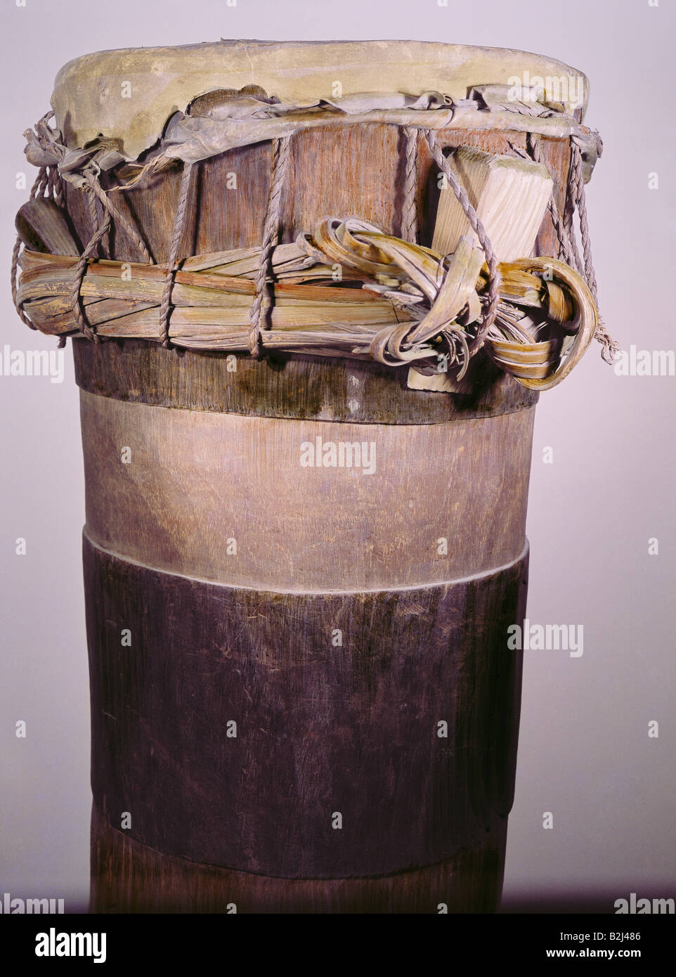 instrumentos, tambor, madera, Colección de instrumentos Musicales, Museo la Ciudad de Munich, histórico, histórico, instrumento, percusión, batería, tronco de árbol, ahuecado Fotografía de stock - Alamy