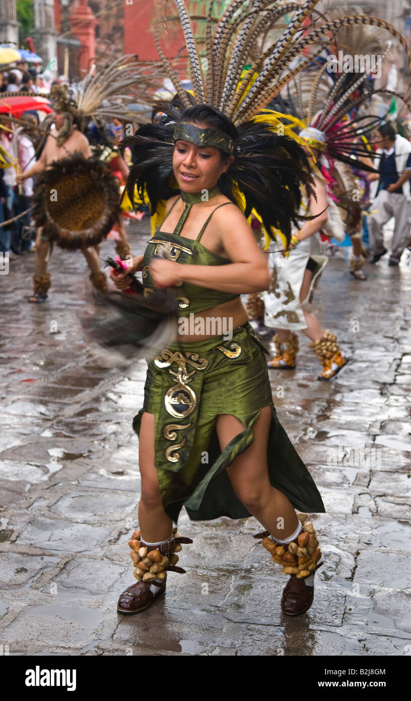 Las mujeres mexicanas en la Danza Azteca trajes indios en la festividad de  San Miguel Arcángel DESFILE SAN MIGUEL DE ALLENDE, MÉXICO Fotografía de  stock - Alamy