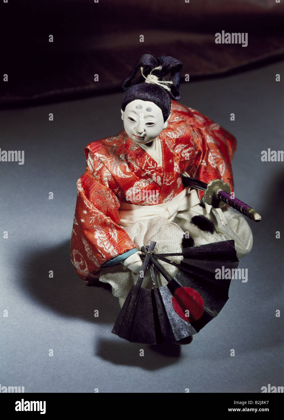 Juguetes, muñecas, Samurai Ushikawa, compo con brocado de madera y seda, muñeca para el tango no sekku festividad, Japón, 1932, Foto de stock
