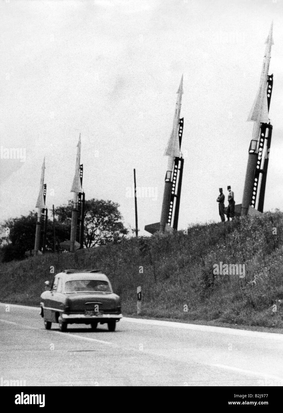 Militar, EE.UU., ejército, antiaéreo, misil "Nike-Ajax" (SAM-N-7/MIN-3), en servicio 1958 - 1979, batería lista para el lanzamiento, Frankfurt - Darmstadt Autobahn, República Federal de Alemania, 25.5.1955, , Foto de stock
