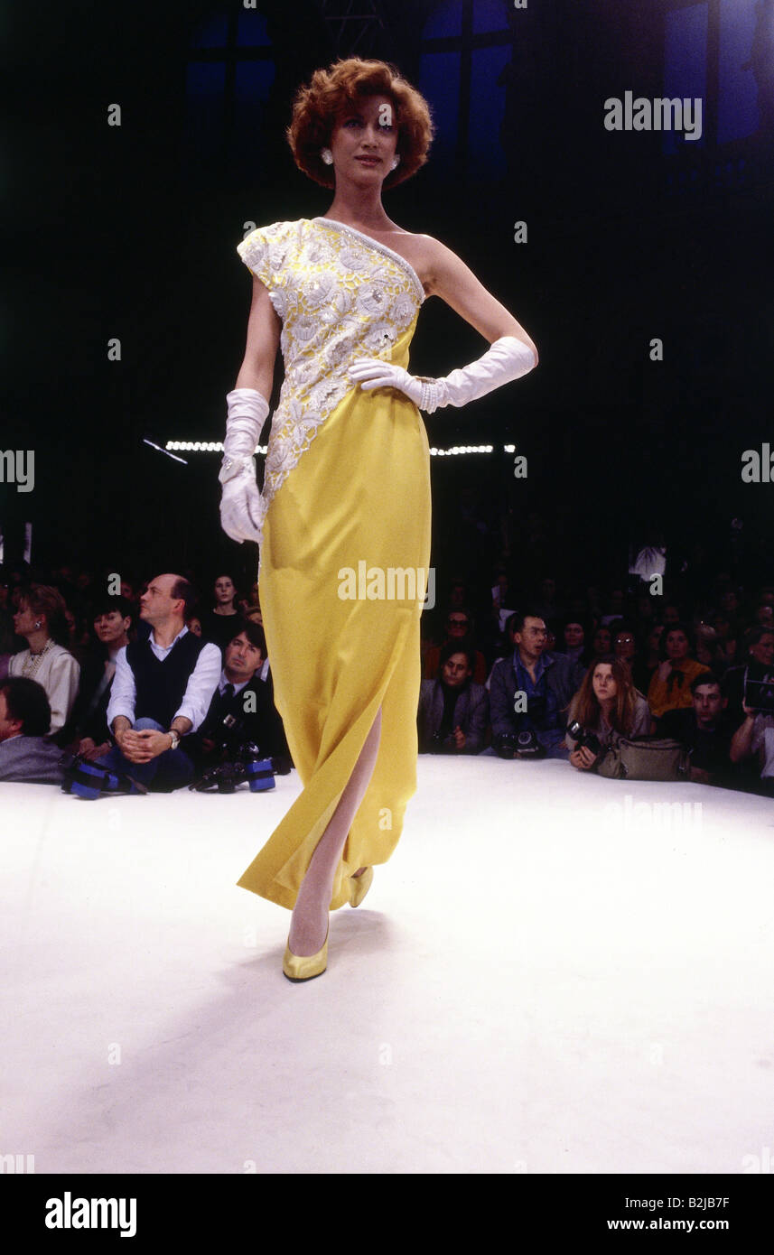 Moda, 1980, maniquí, vestido de vestir, longitud completa, en pasarela,  verano de primavera, por Christian Dior, 80, histórico, histórico, ropa,  modelo, asimétrico, vestido de noche, siglo 20, personas Fotografía de  stock - Alamy