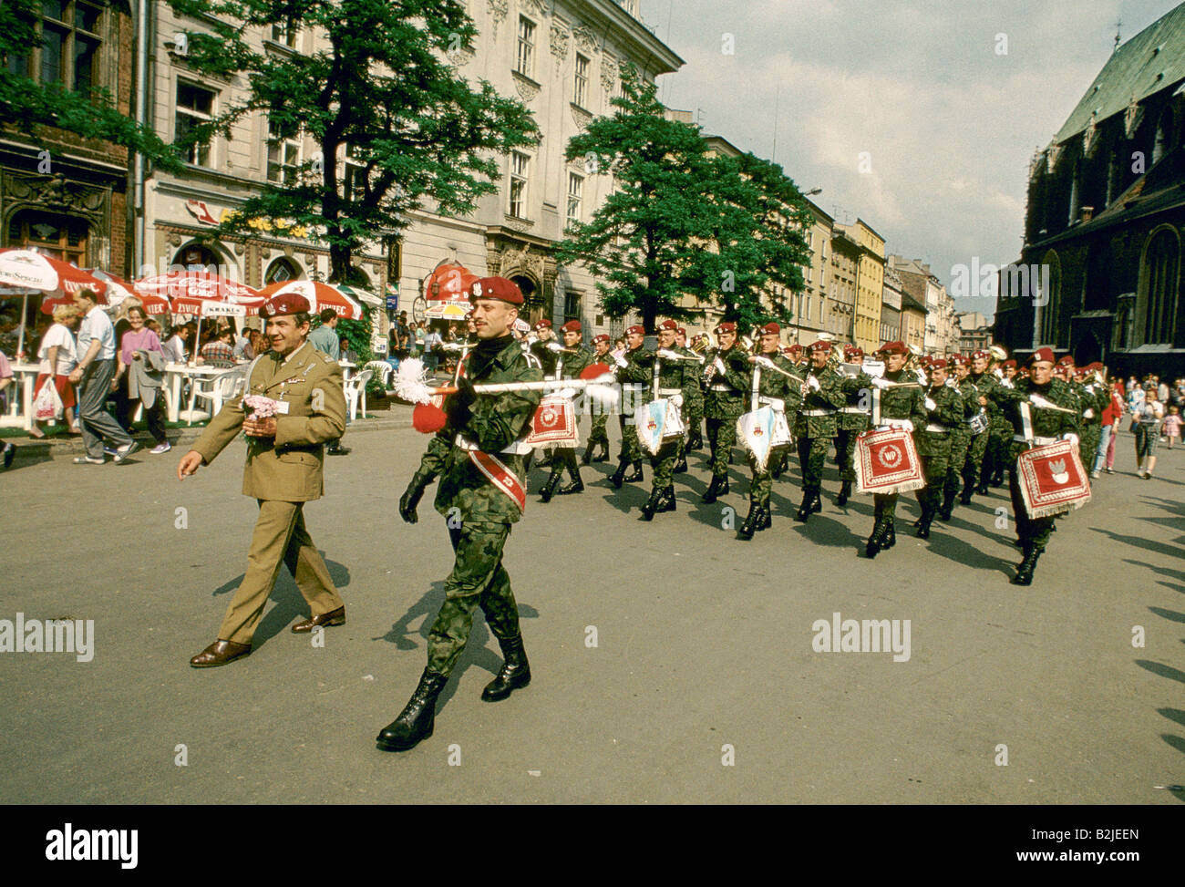 Polonia Cracovia los Tatras 95 bandas militares tocar EN LA PLAZA DE LA CIUDAD Foto de stock
