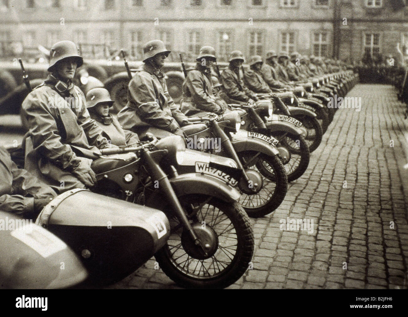 Nazismo/nacionalsocialismo, militar, ejército, desfile de la sexta ametralladora Batallón después de mudarse a su nueva guarnición, Coburg, 15.10.1936, Foto de stock