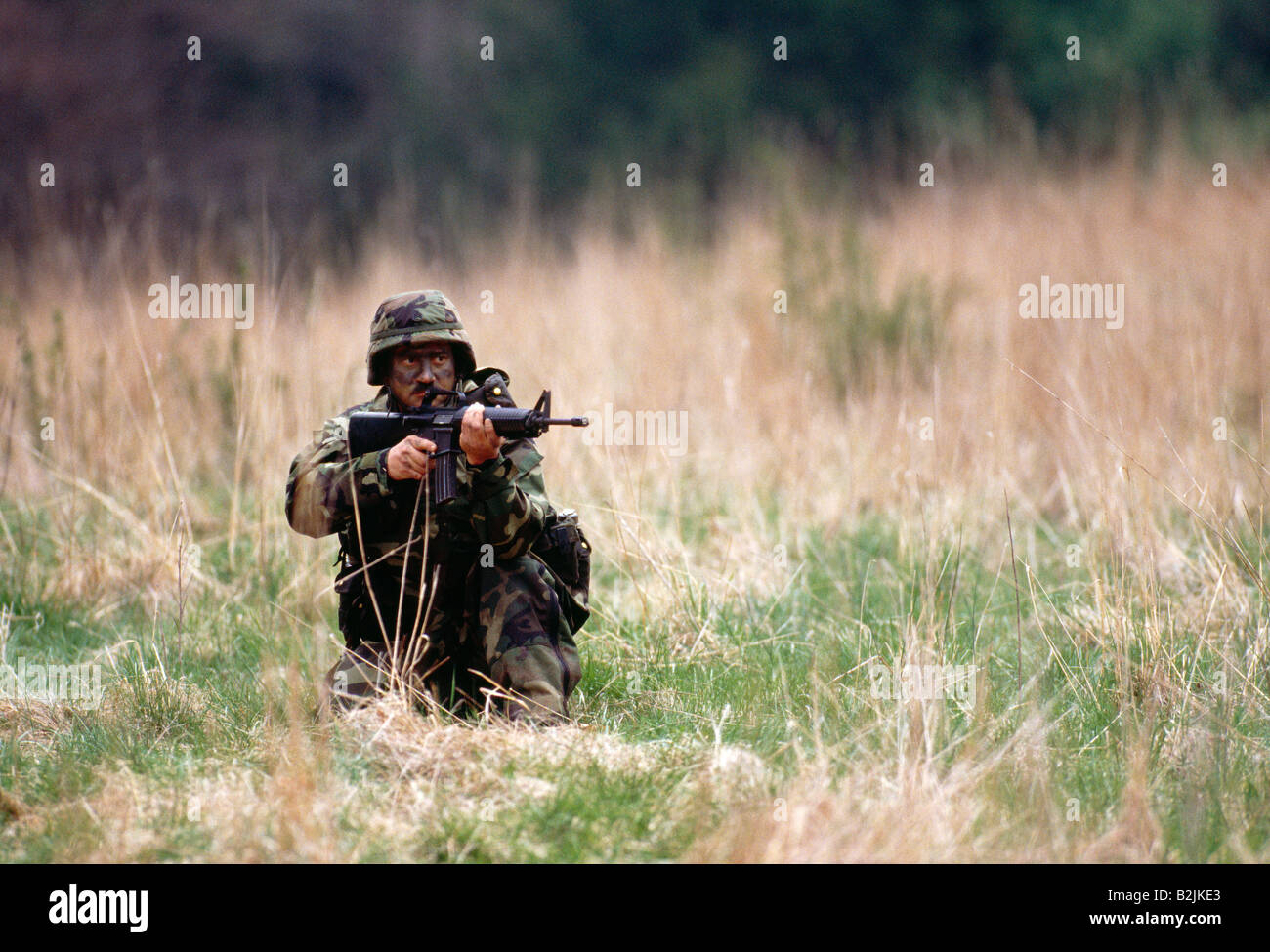 Soldado del Ejército estadounidense en maniobras en el campo Foto de stock