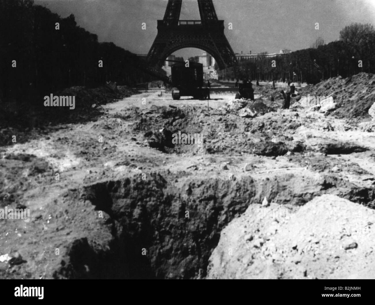 Georgrafía/viaje, Francia, Champ de Mars, trincheras cerca de la Torre Eiffel, 21.4.1939, Foto de stock