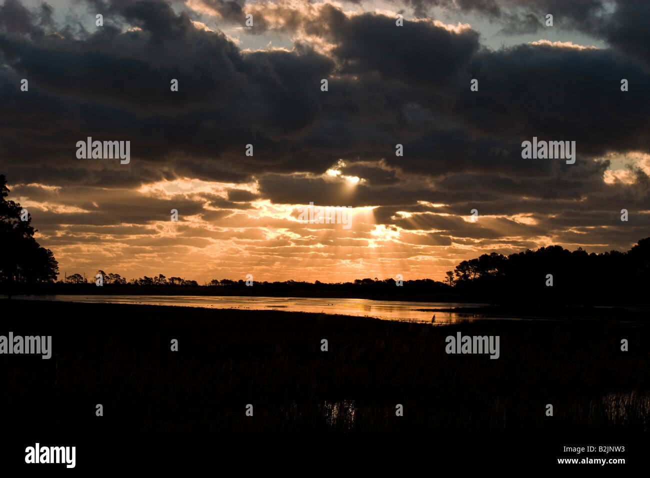 Amanecer en Chincoteague, rayos crepusculares Foto de stock