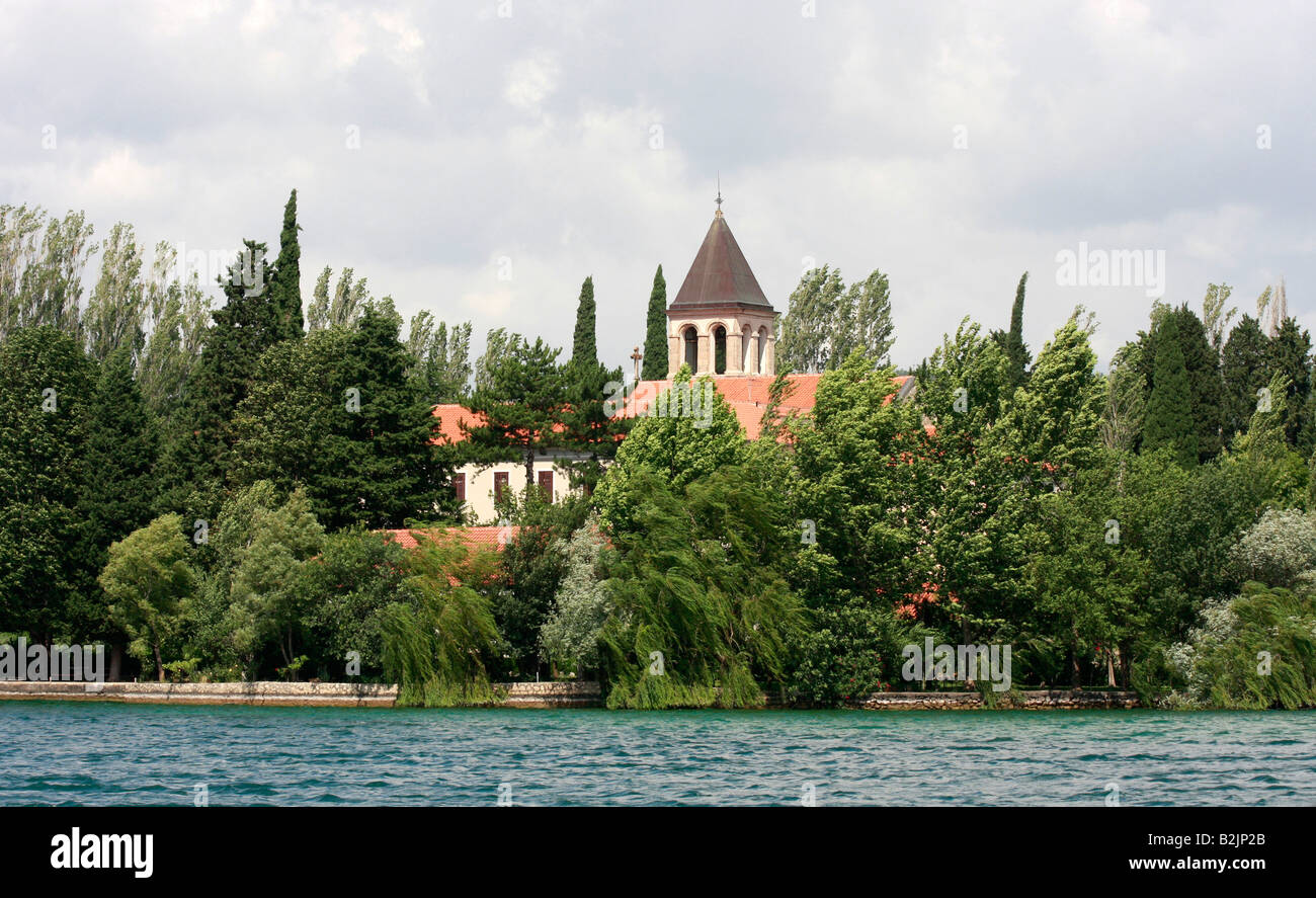 En el interior del Parque Krka, Croacia, es la isla de Visovac en cual es el famoso monasterio fundado por la Orden Franciscana en 1445. Foto de stock