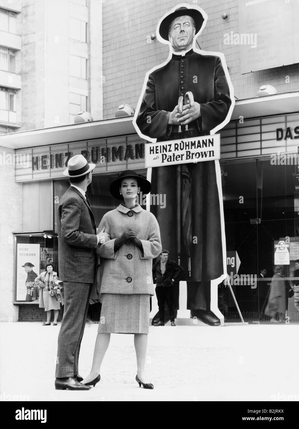 Moda, 1960, dos modelos delante de un póster de película, el Zoo de Palacio, Berlín, 1960, Fotógrafo: Rico Puhlmann, Additional-Rights-Clearance-Info-Not-Available Foto de stock