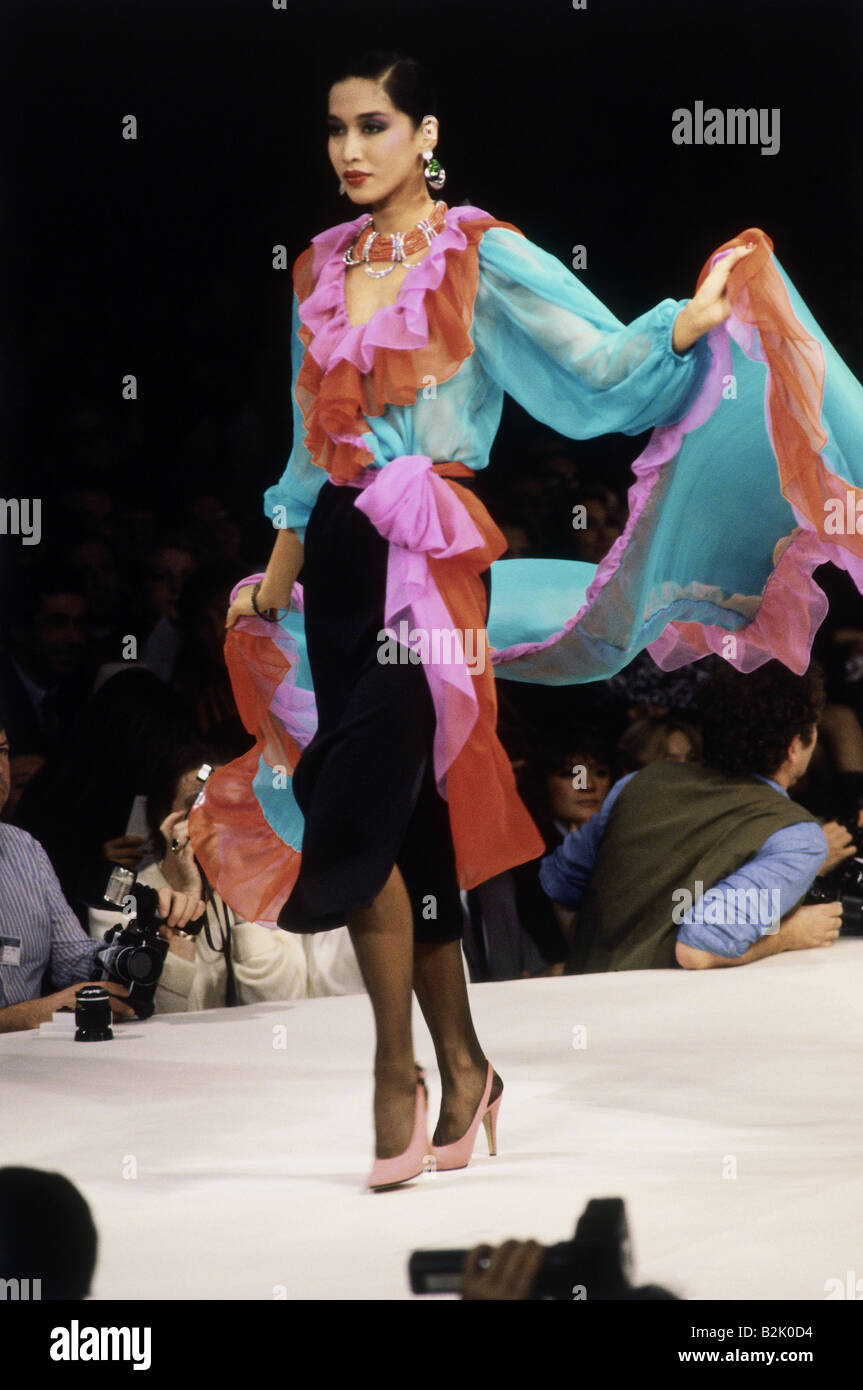 Moda, desfile de moda, listo para usar, París, Yves Saint Laurent, colección de verano 1984, Foto de stock