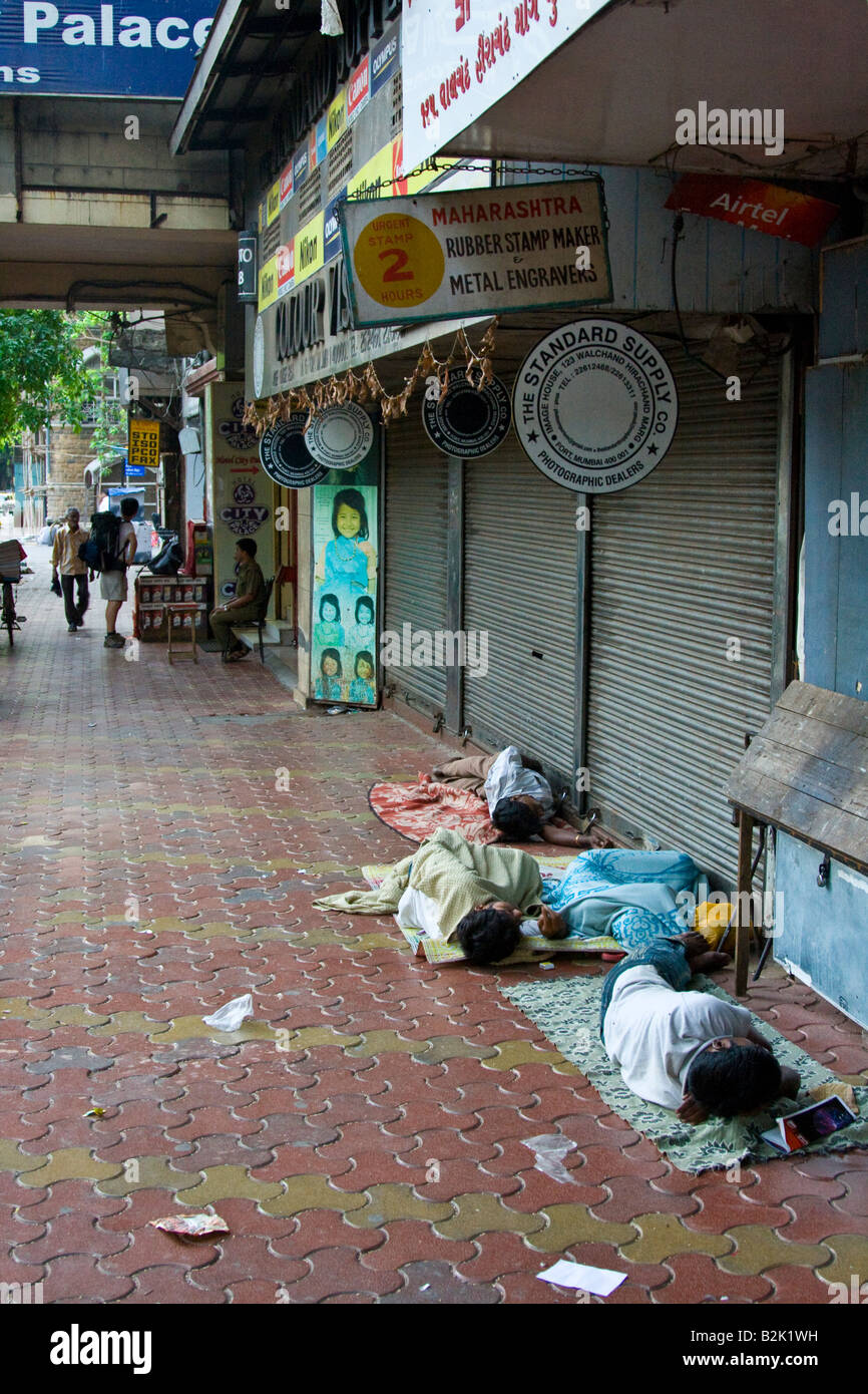 Gente sin techo durmiendo en las calles de Mumbai, India del Sur Foto de stock
