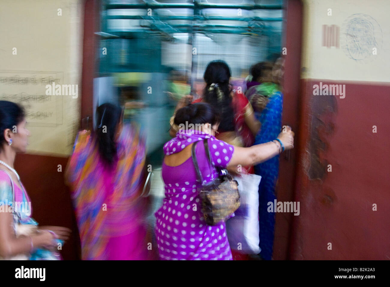 Señoras solo compartimento de un tren en la estación de tren de Chhatrapati Shivaji en Mumbai, India Foto de stock