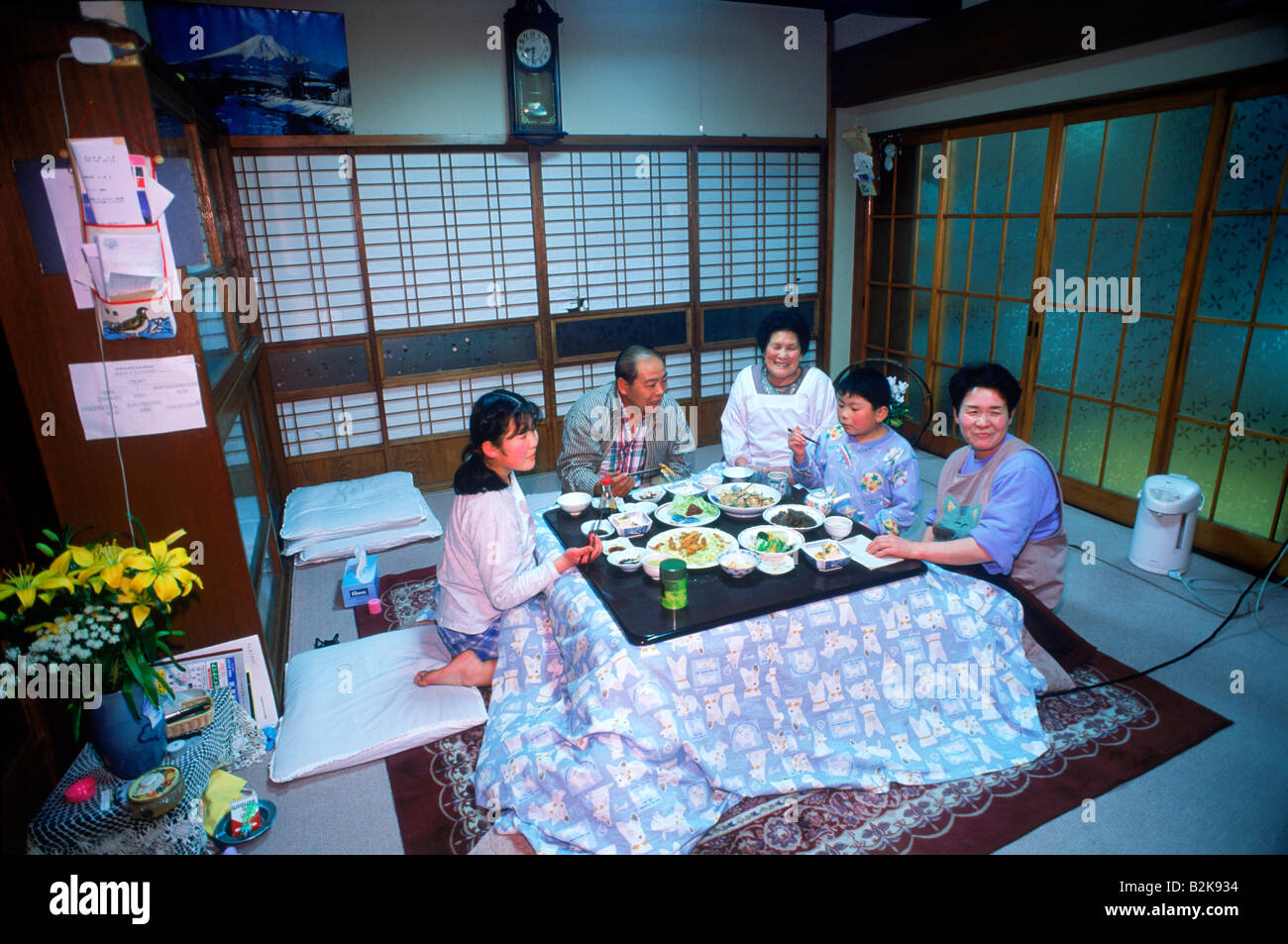 Hijo poniendo la mesa fotografías e imágenes de alta resolución Alamy