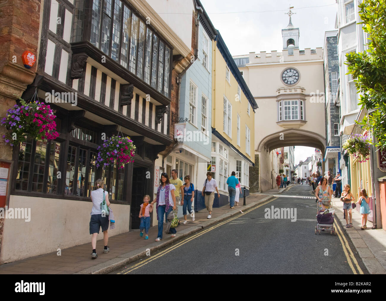 La torre del reloj en la calle alta en Totnes Devon Foto de stock