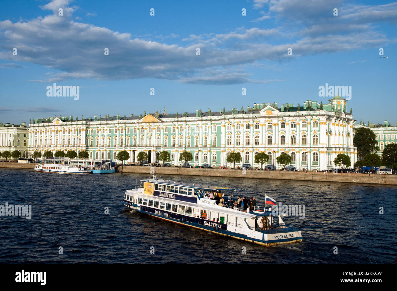 Excursión en barco pasando por el Palacio de Invierno del Museo Estatal del Hermitage, en el río Neva, en San Petersburgo, Rusia Foto de stock