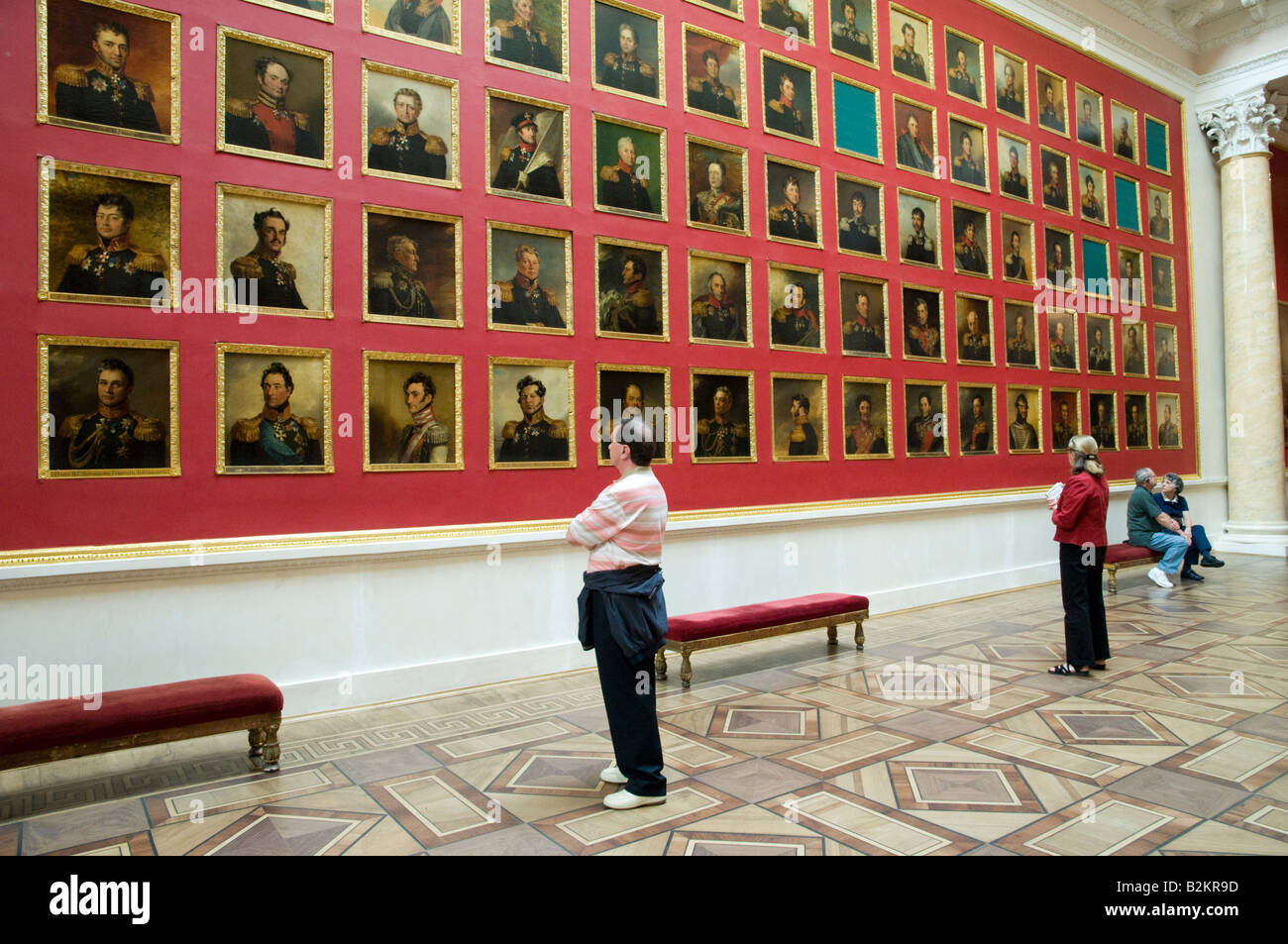 Filas de retratos militares en el Museo Estatal del Hermitage, San Petersburgo, Rusia Foto de stock