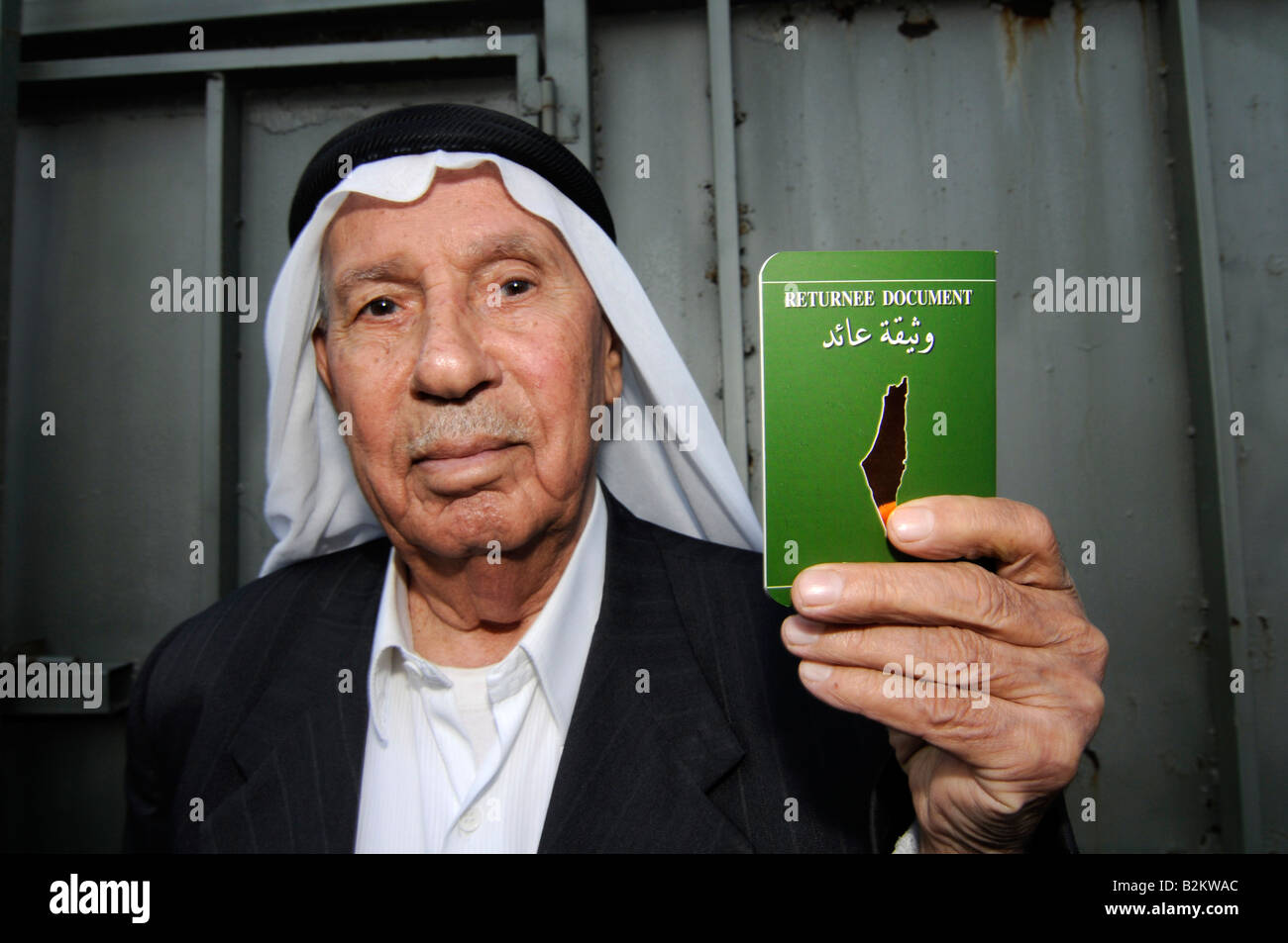 Un palestino Palestina mostrando un "pasaporte" para conmemorar el 60º