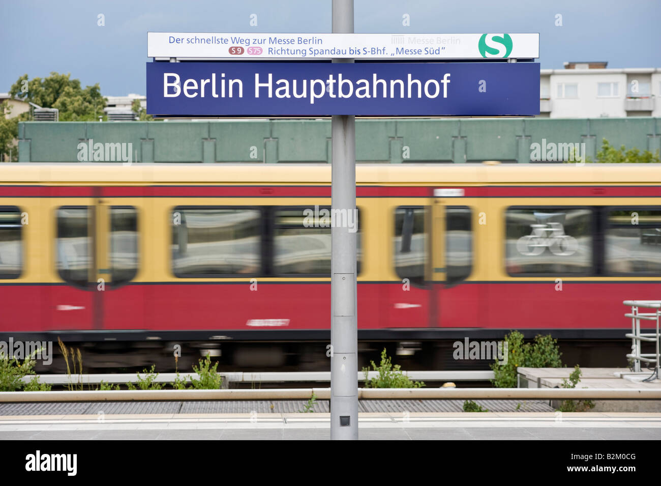La estación de tren principal o la Hauptbahnhof de Berlín en Alemania 2008 Foto de stock