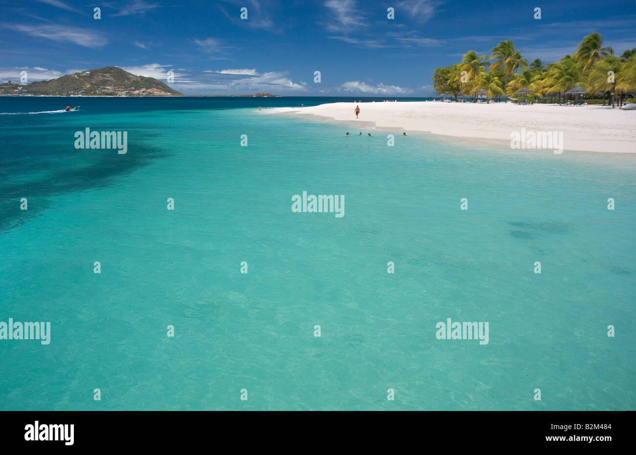 Palm Island parte de San Vicente y las Granadinas en el Caribe, esta es una vista de Casuarina Beach en el Coco Palm Resort Foto de stock