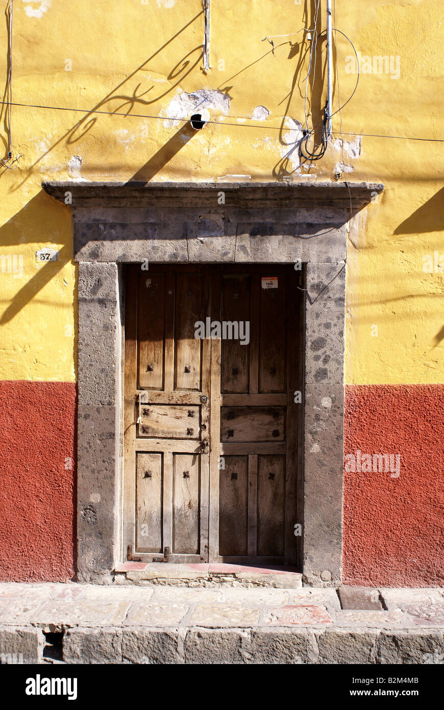 Puerta antigua mexico fotografías e imágenes de alta resolución - Alamy