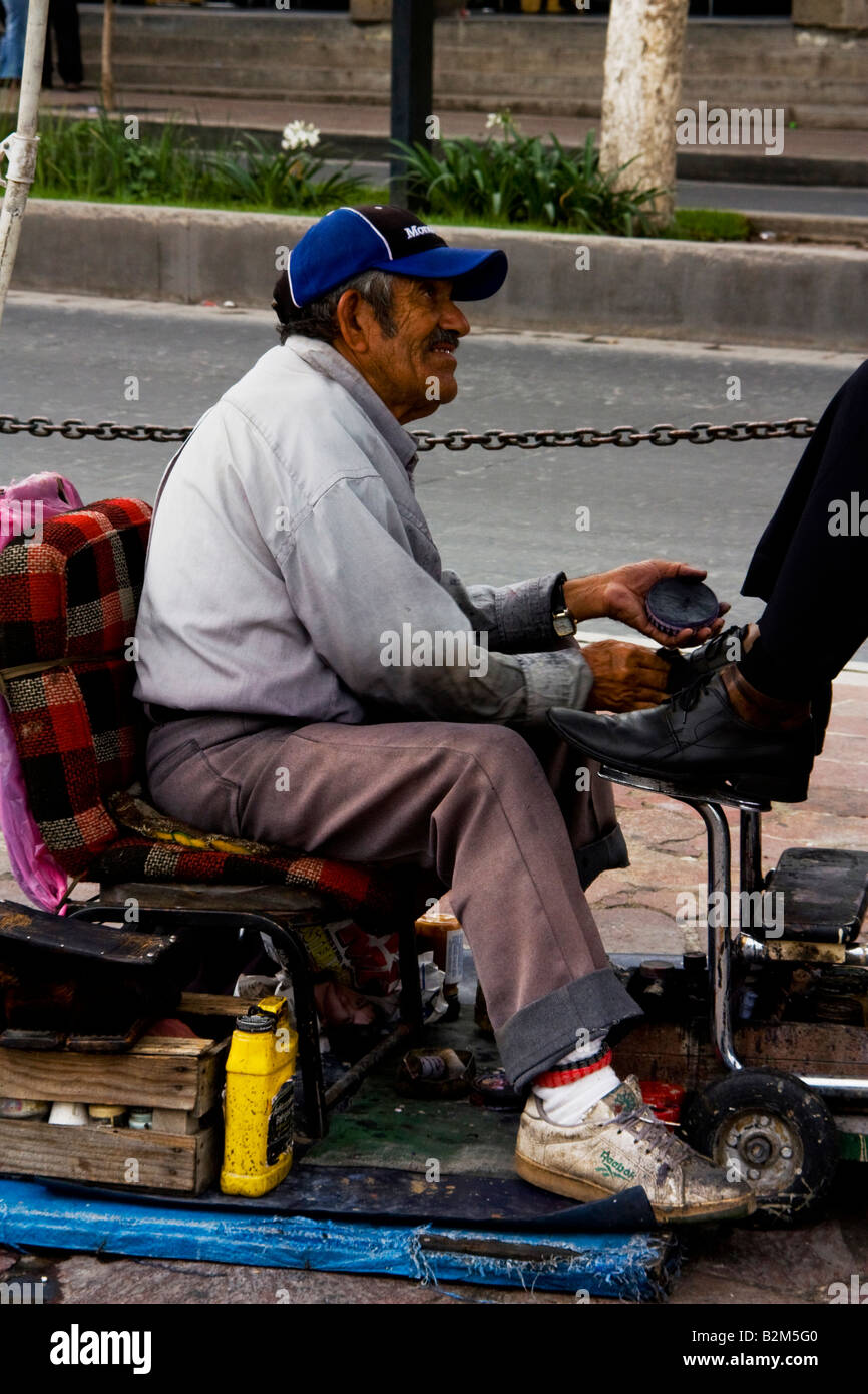 Lustrador de zapatos fotografías e imágenes de alta resolución - Alamy