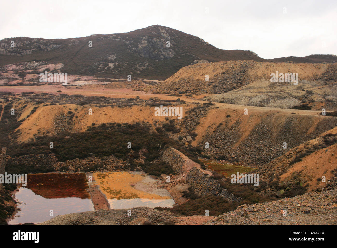 La antigua mina de cobre en desuso de Parys montaña en Anglesey Foto de stock