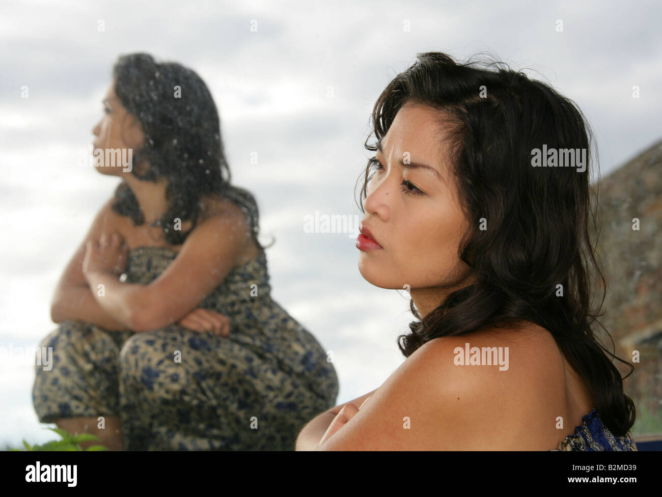 Niña china y su reflejo en un espejo Foto de stock