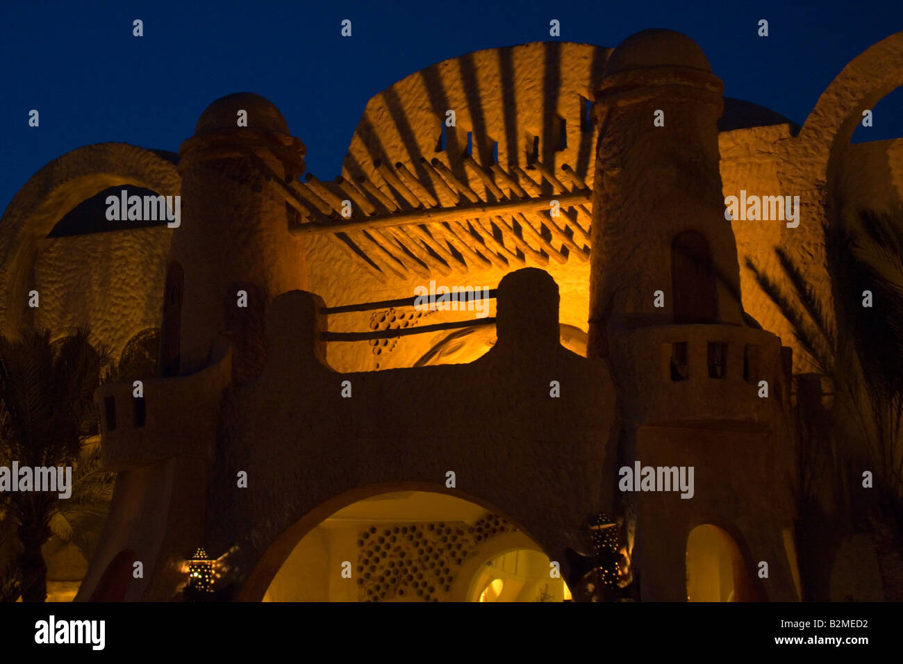 Castillo de estilo árabe iluminado por luces de noche en África, Túnez. Foto de stock