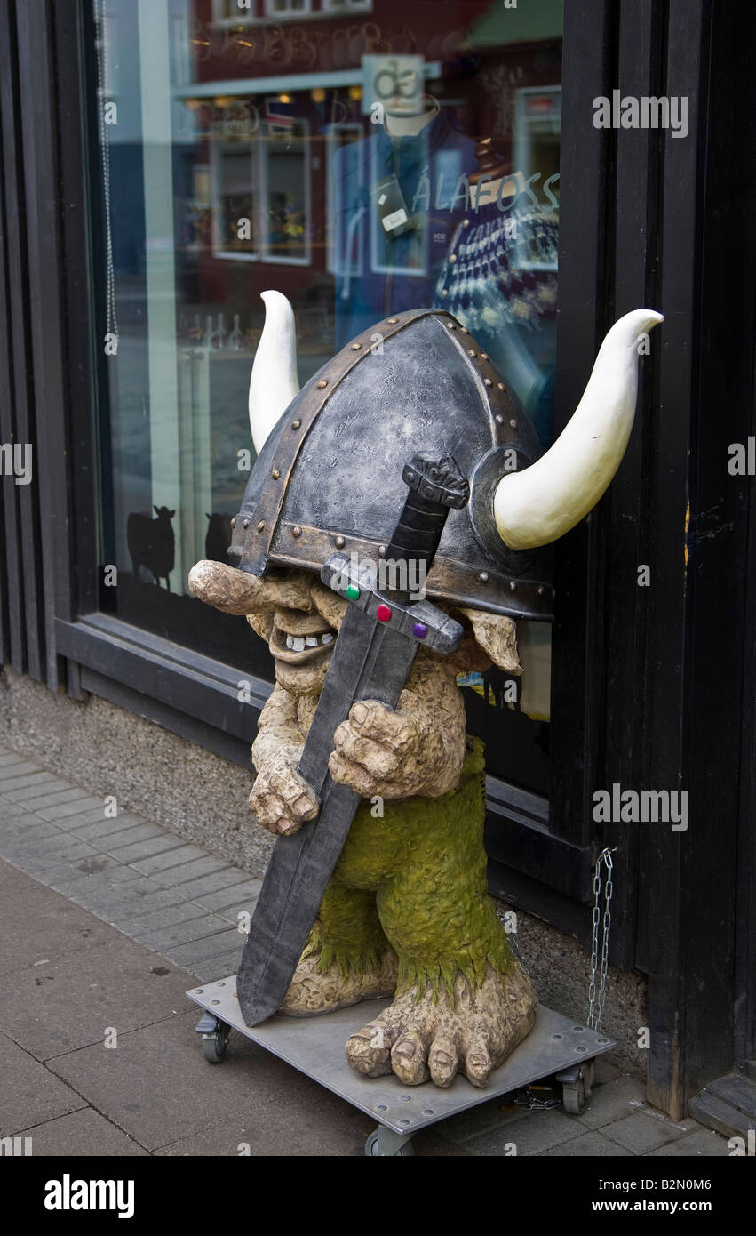 Una estatua de un troll fuera de una tienda puerta en Reykjavik, Islandia Foto de stock