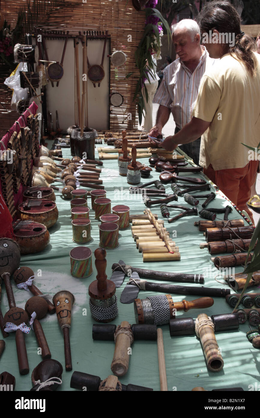 Puesto de venta de instrumentos musicales en una feria de artes Feria de  artesania en Garachico, Tenerife, Islas Canarias Fotografía de stock - Alamy