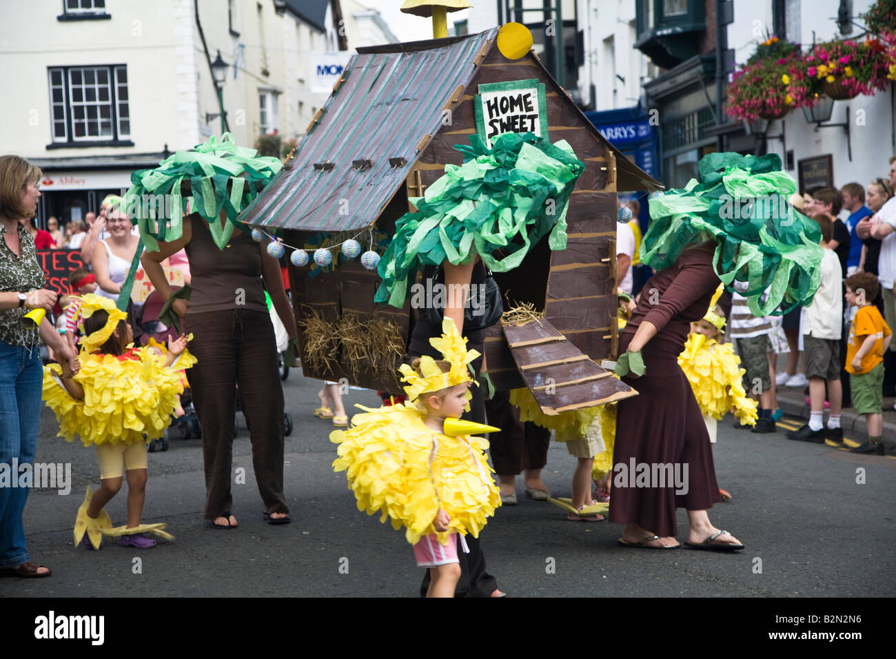 Procesión de Nuestra Monmouth Carnaval con gallinero y pocas niñas vestidas  como polluelos Fotografía de stock - Alamy