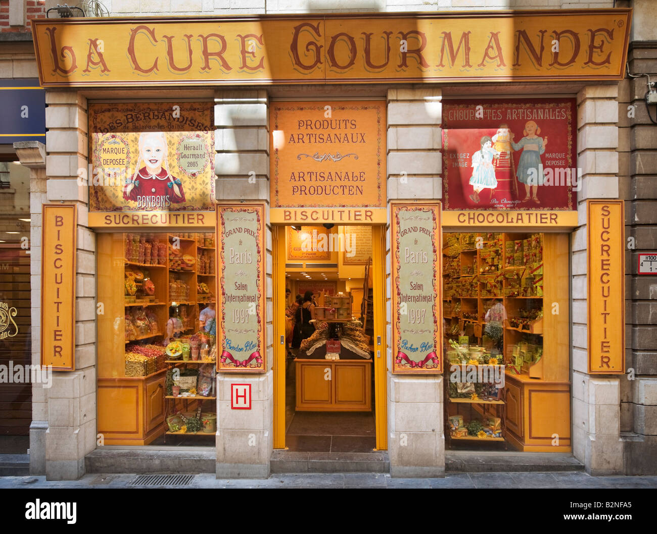 Galletas tradicionales y tienda de dulces en el centro antiguo de la ciudad, Bruselas, Bélgica Foto de stock
