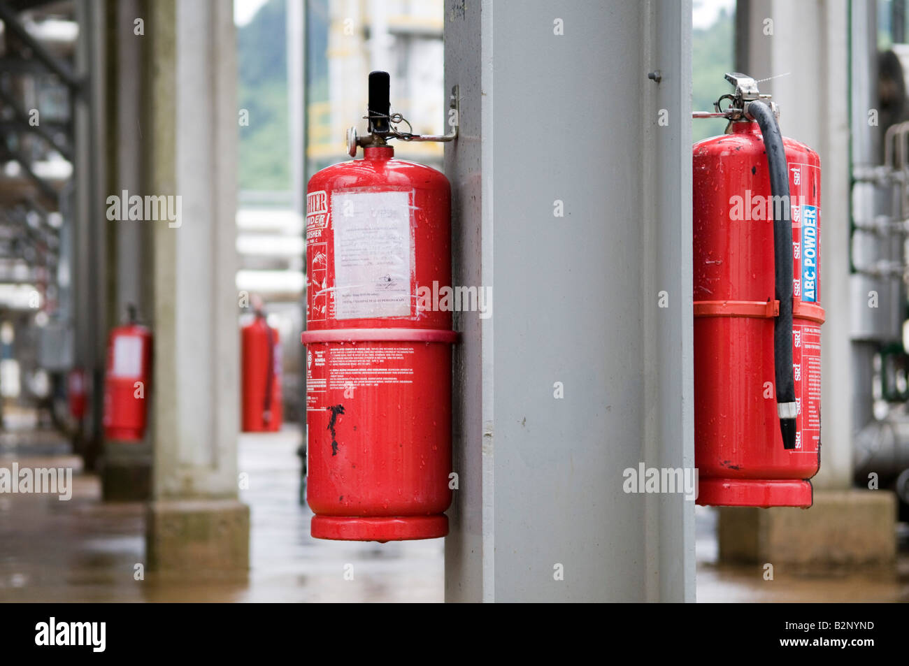 Extintores de incendio de una fábrica Fotografía de stock - Alamy