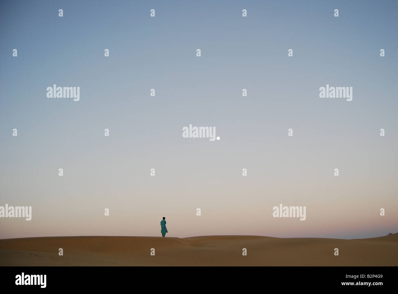 Persona solitaria al atardecer en el Gran Desierto de Thar, Jaisalmer, Rajasthan, India. Foto de stock