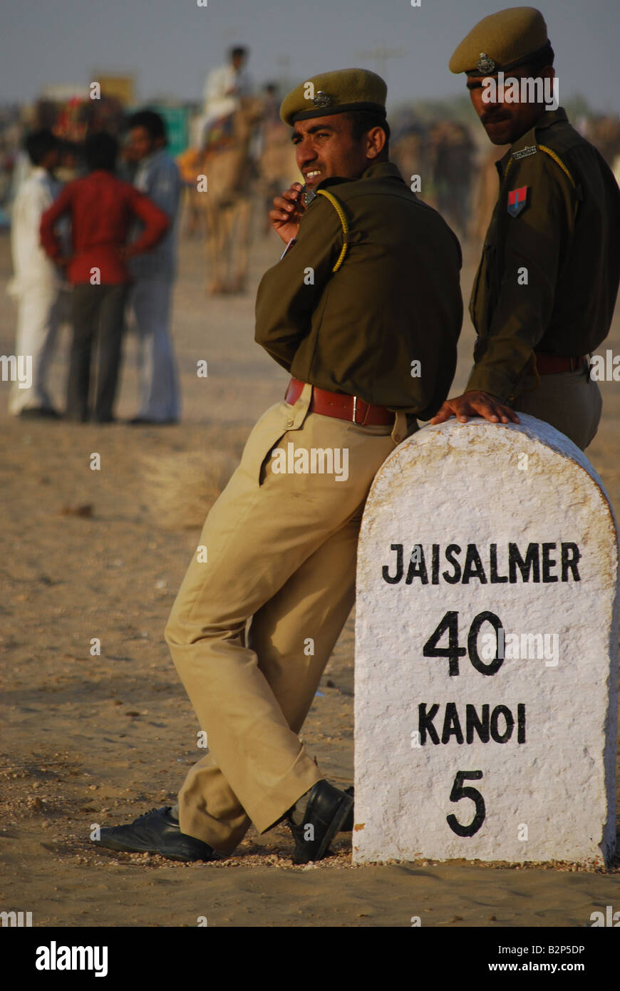Dos policías indios en el Camel Festival en el Gran Desierto de Thar, Jaisalmer, Rajasthan, India. Foto de stock