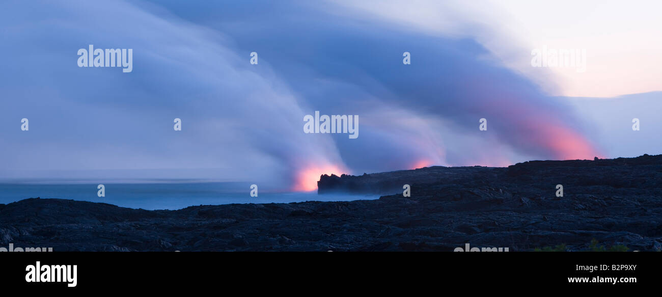 Nubes de vapor creado como la lava y el mar se encuentran el Parque Nacional de Los Volcanes de Hawaii Hawaii Big Island EE.UU. Foto de stock