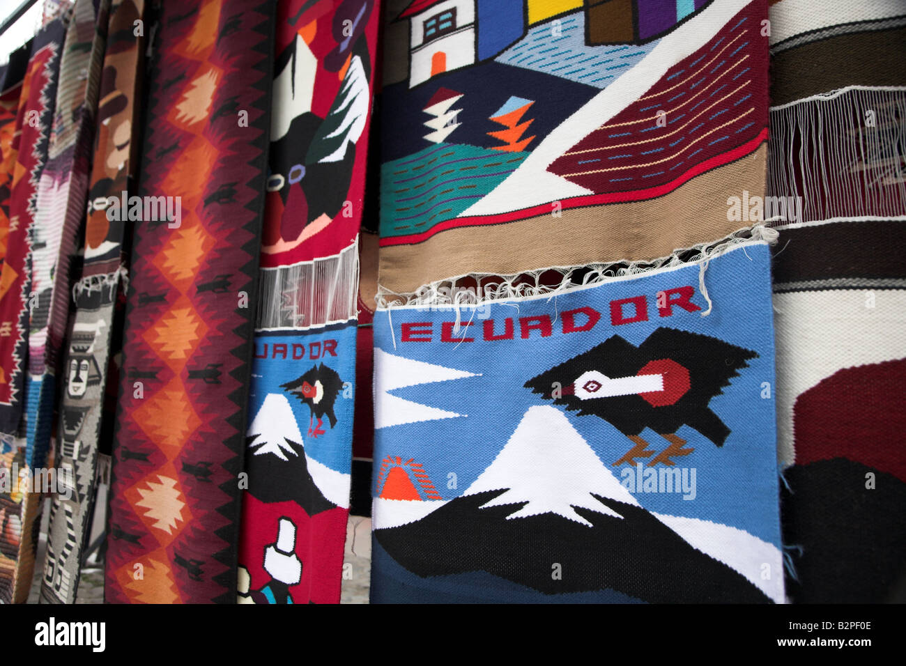 Artes y Artesanía en la exhibición en el mercado de Otavalo en Otavalo