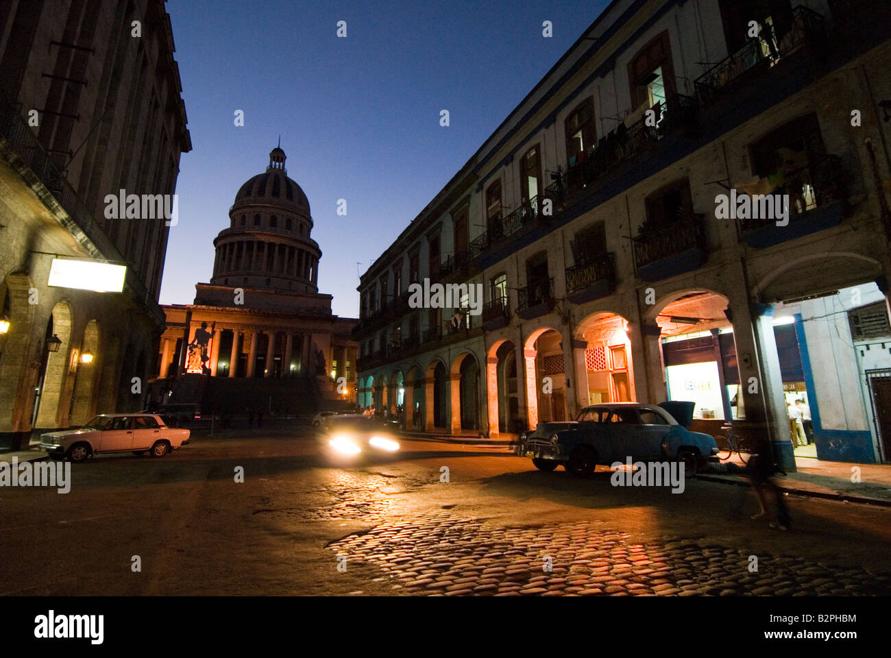 Rundown calle oscura en La Habana Vieja, La Habana, Cuba Foto de stock