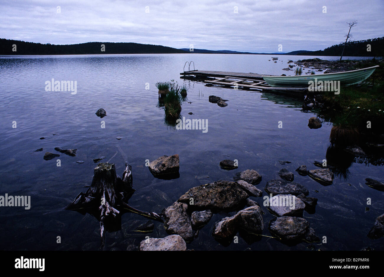 A mitad de camino al lago Inarijarvi Finlandia Ivalo e Inari Foto de stock