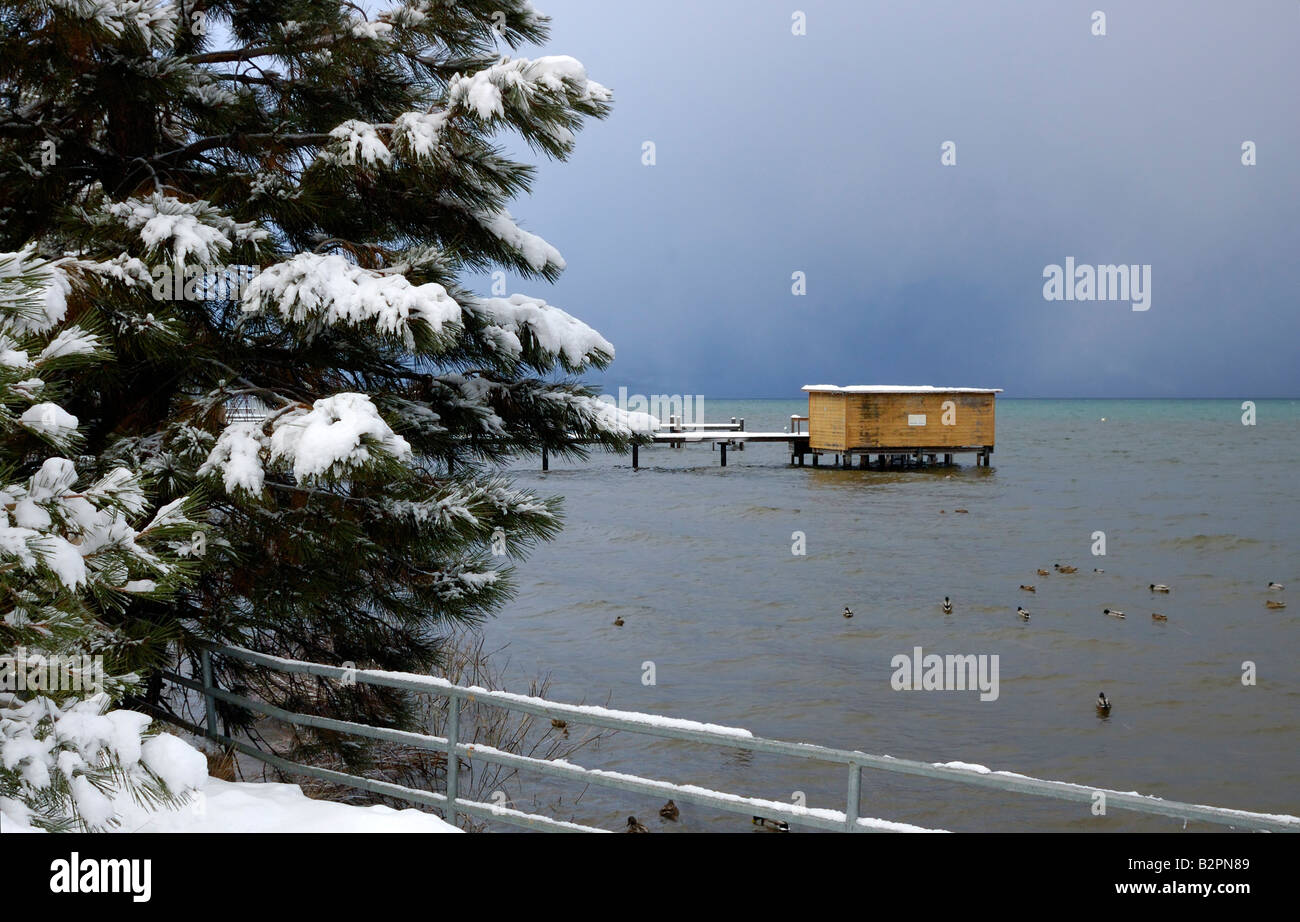 Se aproxima una tormenta en el lago Tahoe en invierno versión horizontal montañas apenas se puede ver a través de las nubes Foto de stock