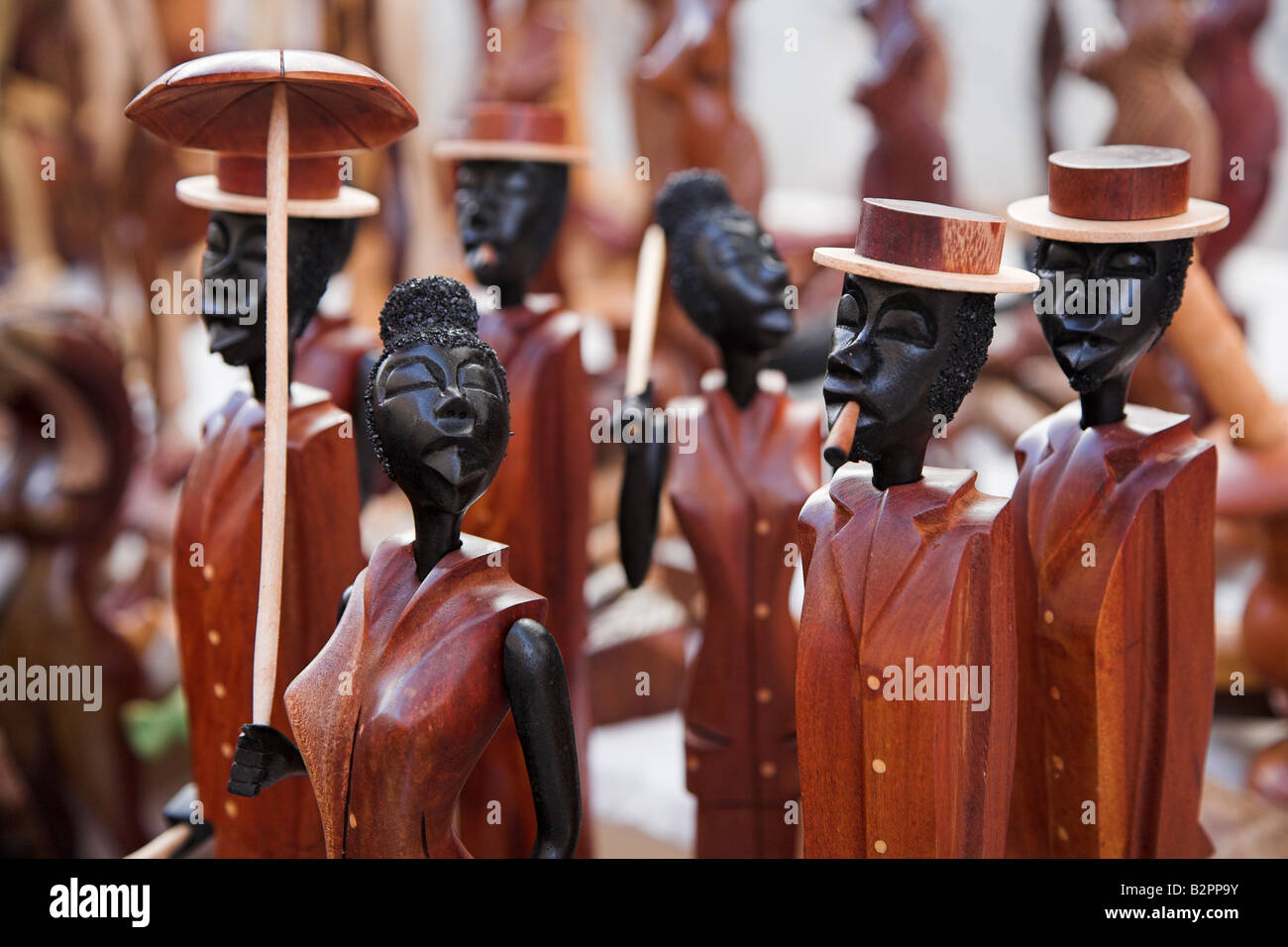 Figuras de madera para la venta en el mercado en el casco antiguo de la  ciudad de Trinidad, Cuba Fotografía de stock - Alamy