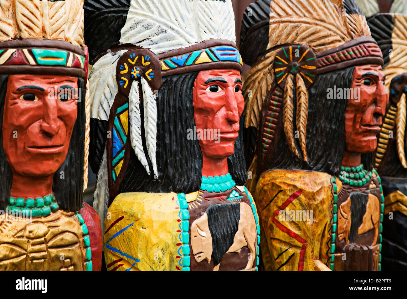 Fila de Indios de madera Fotografía de stock - Alamy