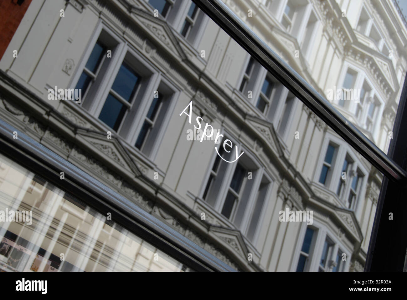 Bond Street edificios reflejados en los joyeros Asprey ventana New Bond Street Londres Inglaterra Foto de stock