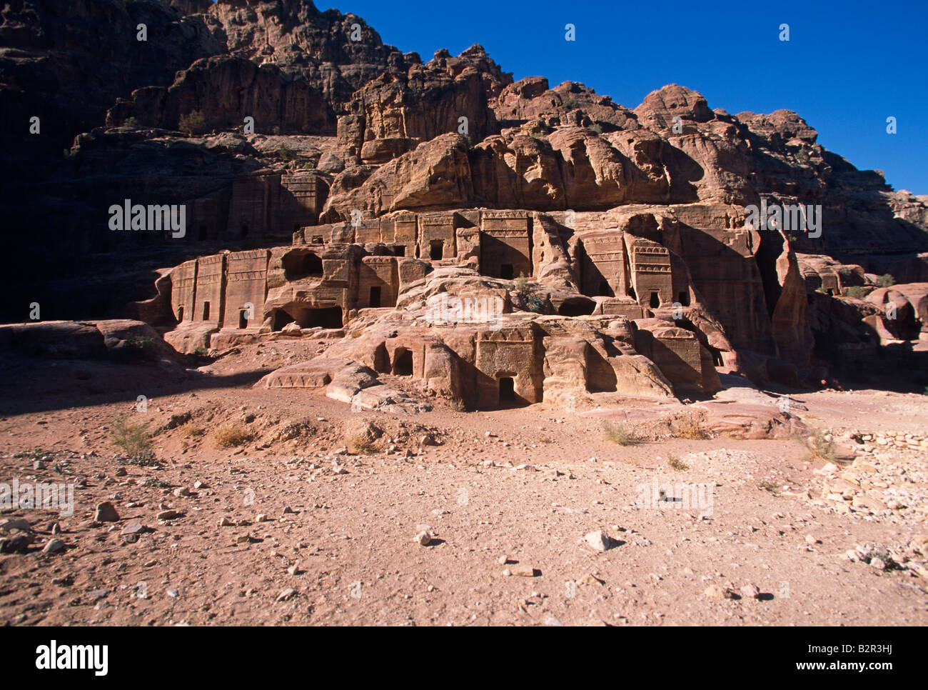 Acantilados de arenisca piedra tallada edificios, Petra, Jordania, Oriente Medio Foto de stock