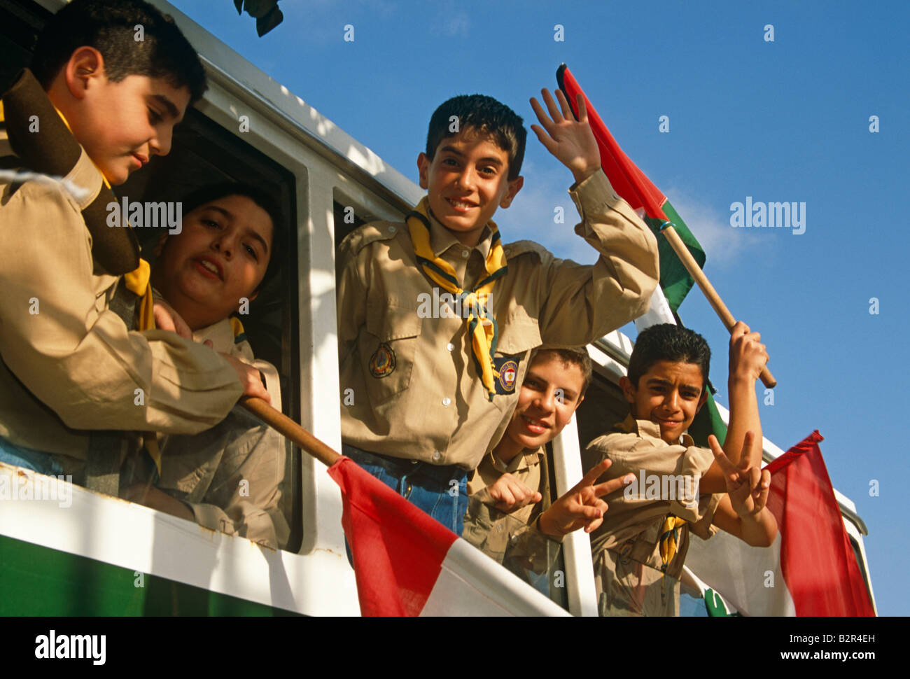 Niños refugiados palestinos ondeando fuera de la ventana, Beirut, Líbano Foto de stock