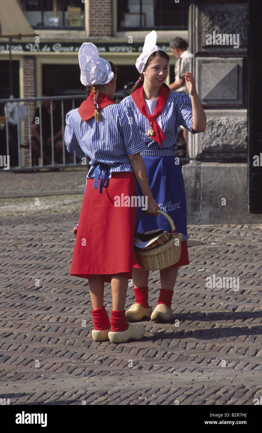 Vestido tradicional holandés fotografías e imágenes de alta resolución -  Alamy