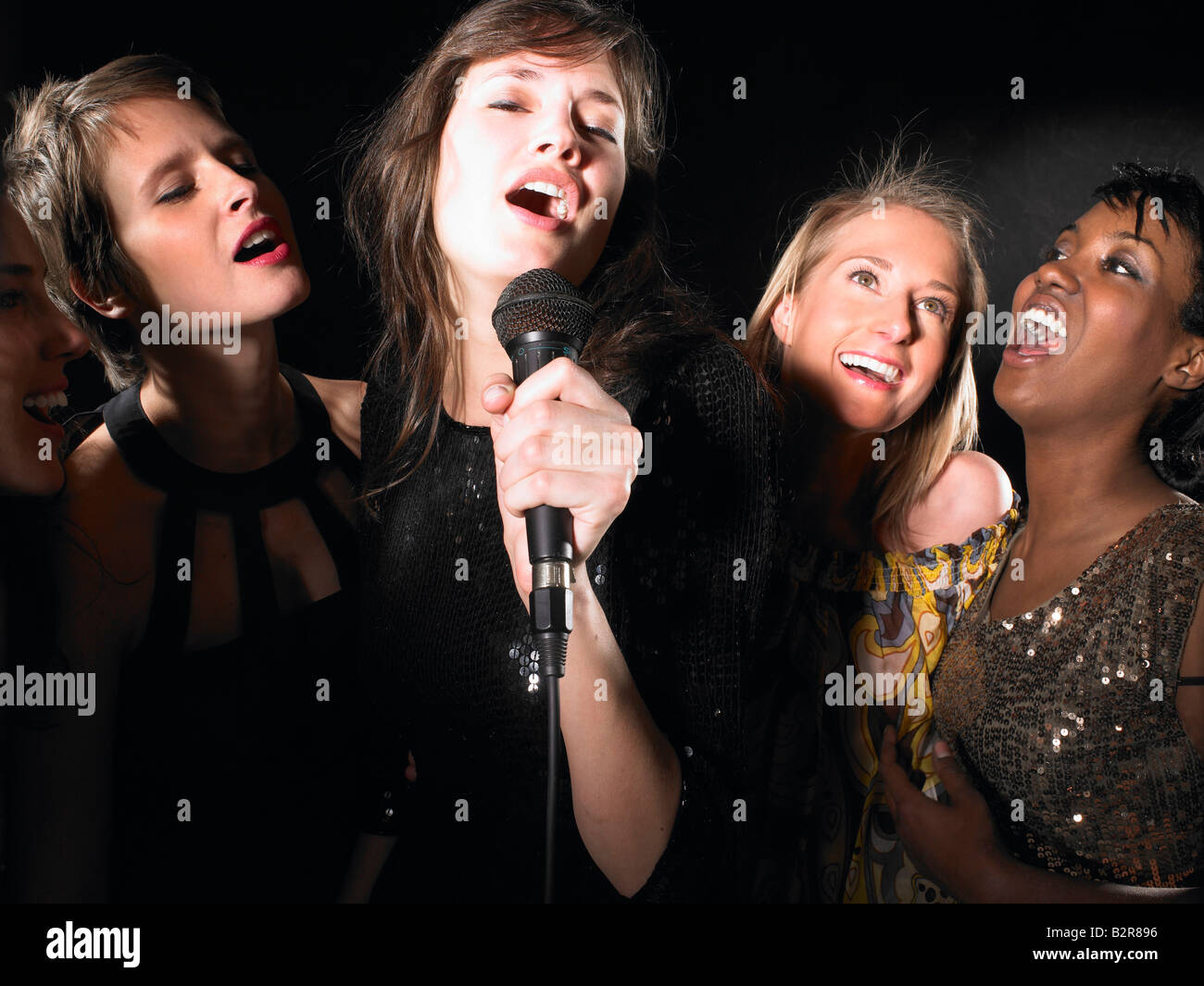 Grupo de mujeres cantando,karaoke Foto de stock