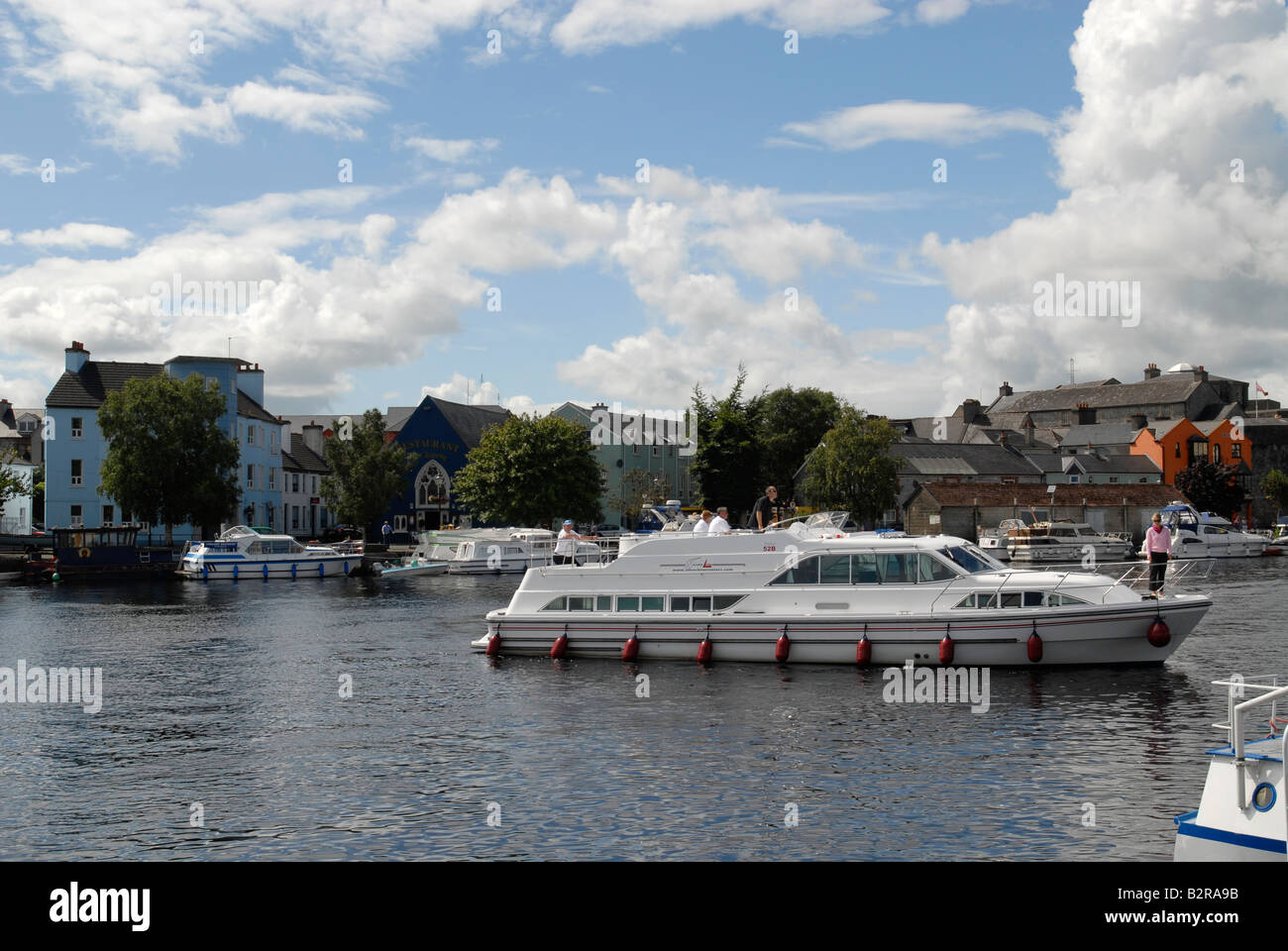Casa flotante en Athlone (Irlanda) en el Río Shannon acercando a un pontón Foto de stock