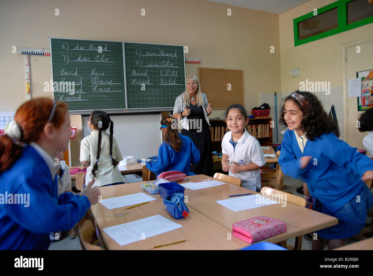 Un profesor de alemán es enseñar a los niños pequeños el idioma alemán