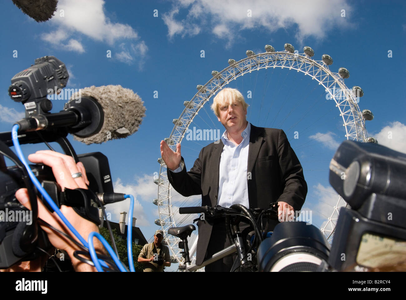 Alcalde de Londres Boris Johnson en el lanzamiento de la campaña de Ciclismo en Londres Foto de stock