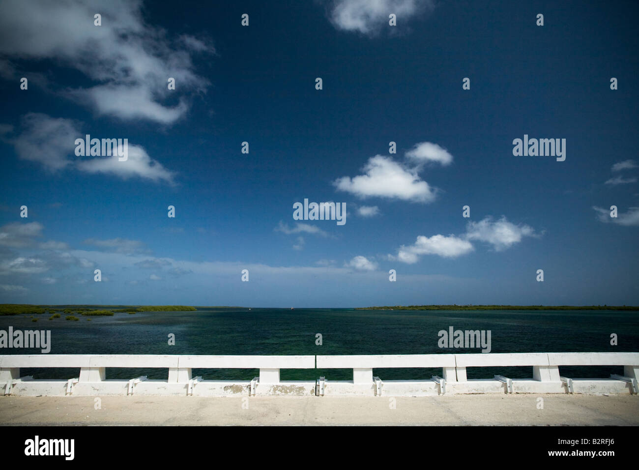 Uno de los puentes en la carretera que conduce desde la orilla a Cayo Santa María, Cuba Foto de stock